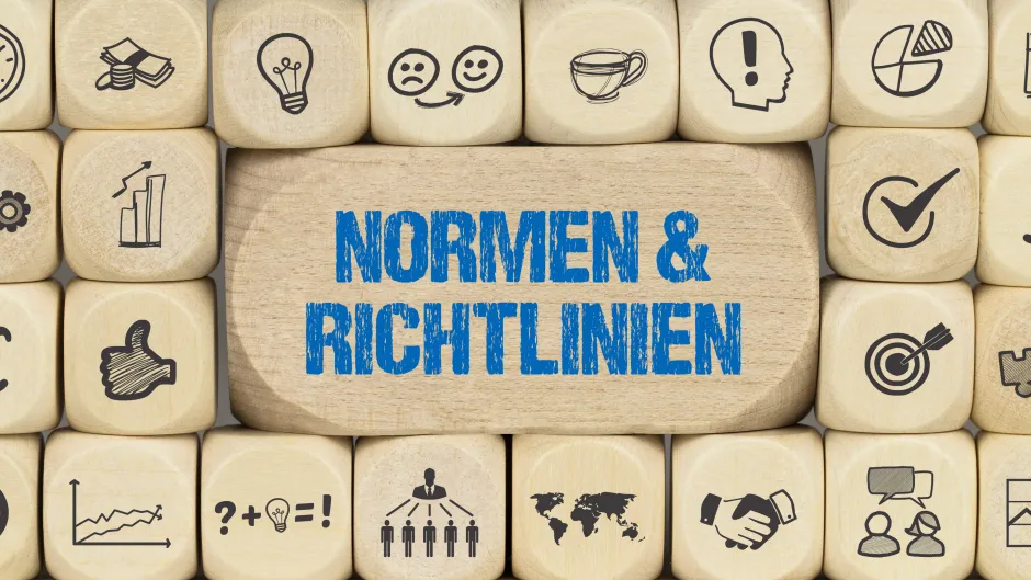 Mehrere Würfel übereinander, mit der Aufschrift: Normen und Richtlinien